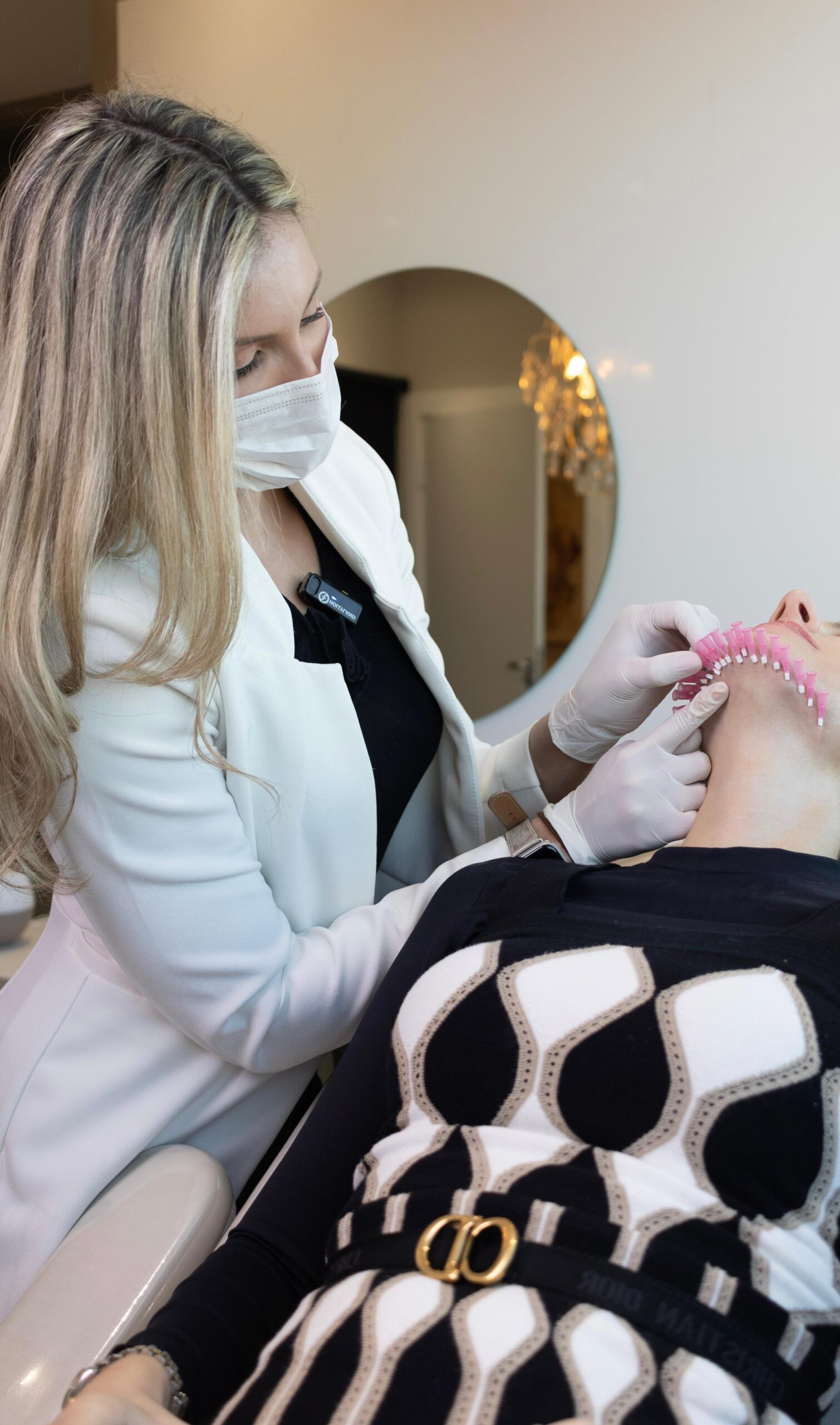 Procedimento facial realizado com precisão